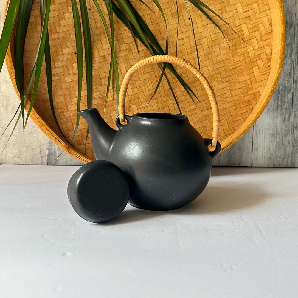 🌴Vintage Arabia of Finland Black Matte Teapot with Cane/Rattan Handle